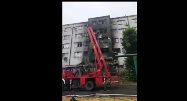 Dramatyczny pożar w centrum Strzelina. Ewakuowano mieszkańców bloku, ogień uszkodził budynek
