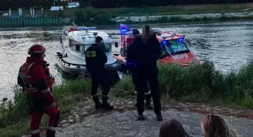 Skrajna nieodpowiedzialność na Odrze. Czterech mężczyzn pływało na SUP-ach tuż przy jazie Opatowice