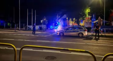 Szok w Jeleniej Górze! Niewybuchy z rozbiórki trafiły pod galerię. Najpierw wywieziono gruz, później dwa materiały ktoś przyniósł w okolice centrum miasta