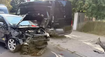O WŁOS OD NIEWYOBRAŻALNEJ TRAGEDII. Pijany 33-letni obywatel Białorusi rozpędzoną taksówką uderzył w busa zaparkowanego przed przedszkolem