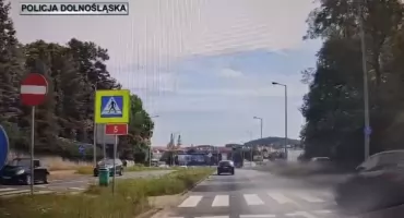 KOSZMARNY WYPADEK W JELENIEJ GÓRZE. Samochód wjechał na chodnik i potrącił dwoje pieszych. Stan jednego z nich jest bardzo ciężki