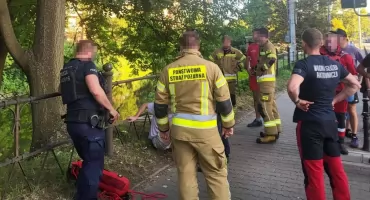 MĘŻCZYZNA WPADŁ DO FOSY MIEJSKIEJ. RATOWNICY WSR DOTARLI W 3 MINUTY I NATYCHMIAST RUSZYLI DO AKCJI