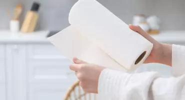 Chłonny ręcznik papierowy w kuchni i podczas domowych porządków