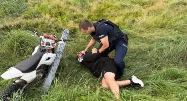 21-LATEK UCIEKAŁ NA CROSSIE PRZED POLICJANTAMI. POŚCIG ZAKOŃCZYŁ SIĘ NA OGRODZENIU