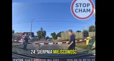 Zamknięty przejazd kolejowy, dziecko na rękach i pociąg kilka sekund później. Wstrząsające nagranie ze Świętej Katarzyny