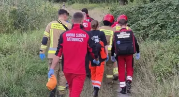Nieprzytomna kobieta odnaleziona w krzakach nad Odrą. W ostatniej chwili dotarli do niej ratownicy