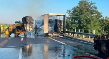 Pożar naczepy na A4. Płonęła sprasowana makulatura, autostrada zablokowana w stronę Legnicy