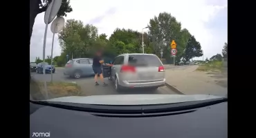 Policjant po służbie zatrzymał pijanego kierowcę. Ten próbował odzyskać kluczyki. Miał prawie 3 promile