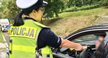 Jechał slalomem i zjeżdżał na przeciwległy pas. Policjant po służbie zatrzymał nietrzeźwego kierowcę