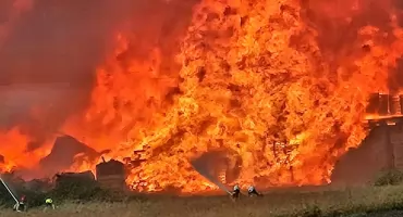 Potężny pożar składu palet w Tyńcu Małym. W akcji 94 strażaków