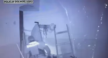 Włamywacze byli jeszcze w domu. Policjanci zatrzymali ich na gorącym uczynku. Jest nagranie