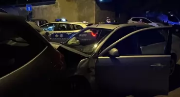 Policyjny pościg ulicami Jeleniej Góry. Kierowca uderzył w dwa zaparkowane auta