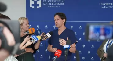 Ułamek sekundy na drodze, godziny pod mikroskopem. We Wrocławiu operują najcięższe urazy