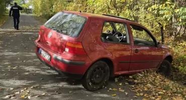 Zgłosiła potrącenie, którego nie było. Potem wyszły na jaw lewe tablice, pocisk z wojny i kolejne kolizje
