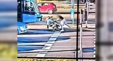 Atakował ludzi na ulicach Wrocławia, ukradł samochód i zranił się nożem. Policja pokazała nagranie