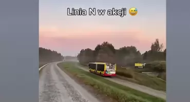 Autobus MPK na polnej drodze wzdłuż wału przeciwpowodziowego. Kierowca linii N tłumaczy pomyłkę