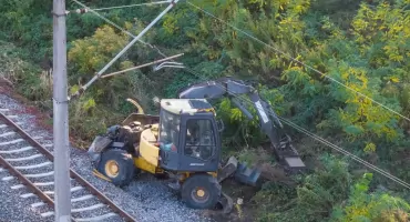 Pociąg uderzył w koparkę na Brochowie we Wrocławiu. Operator oddalił się z miejsca zdarzenia