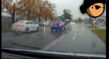 O MAŁY WŁOS NIE ROZJECHAŁ PIESZEGO NA UL. BRÜCKNERA WE WROCŁAWIU. Chwilę później Skoda uderzyła w zaparkowane auta